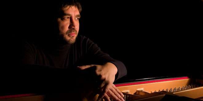 DOMENICA 11 AGOSTO, ORE 4.50, ANGELO COMISSO PIANO SOLO / Concerto all’Alba sul MOLO AUDACE DI TRIESTE: