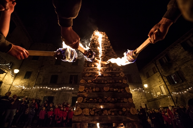 Abbadia San Salvatore (SI) si prepara a rinnovare l’antico rito del fuoco con cui celebra il Natale