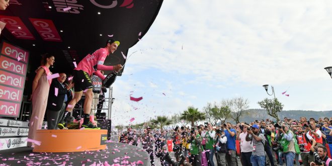 Sam Bennett vince la volata di Praia a Mare, Simon Yates ancora Maglia Rosa del Giro d’Italia