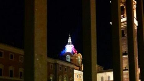 CON IL TRICOLORE FRANCESE  PER NOTRE-DAME