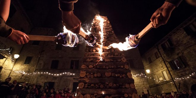 Abbadia San Salvatore (SI) prepara il suo Natale di fuoco:  la Città delle Fiaccole non rinuncia alla tradizione più bella