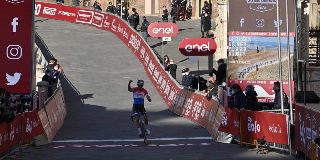 Spettacolo alle Strade Bianche. Dominio olandese con van der Poel e van den Broek-Blaak