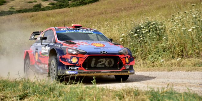 Colpi di scena a ripetizione stravolgono la classifica della seconda giornata del Rally Italia-Sardegna 2019