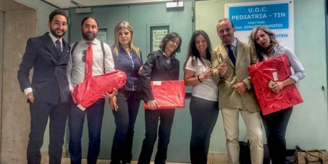 All’ospedale Umberto I di Nocera 15 “colleghi di lavoro” regalano sorrisi ai bambini ricoverati