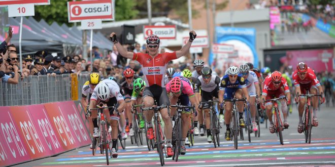 ANDRÉ GREIPEL VINCE LA SETTIMA TAPPA DEL GIRO D’ITALIA,  TOM DUMOULIN ANCORA IN MAGLIA ROSA E DOMANI L’OTTAVA TAPPA CON L’ALPE DI POTI