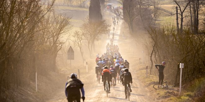 Lo spettacolo della Gran Fondo Strade Bianche