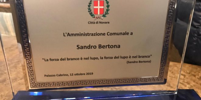 Novara:Targa ricordo per Sandro Bertona