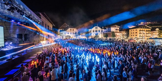 Tarvisio discoteca a cielo aperto per una notte, oltre 2.500 persone in piazza Unità per lo show di Kruder & Dorfmeister