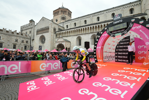 Dennis ha vinto la cronometro Trento-Rovereto, Yates è ancora la Maglia Rosa del Giro d’Italia