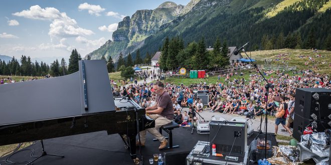 3.000 persone sull’Altopiano del Montasio per il concertone di Yann Tiersen Per NO BORDER