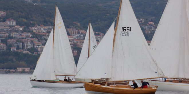 Sport / Vela – Il Golfo di Trieste e lo Yacht Club Adriaco abbracciano le vele d’epoca
