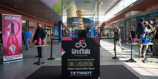Il Trofeo Senza Fine del Giro d’Italia alla Stazione Porta Nuova a Torino fino al 29 aprile