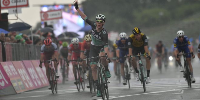 BENNETT HA VINTO LA TAPPA 12 DEL GIRO D’ITALIA; YATES ANCORA IN MAGLIA ROSA