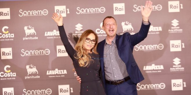 Sanremo 2022, ci siamo! Amadeus pronto a cominciare, Ornella Muti al suo fianco: “Donna di grande personalità e fascino”