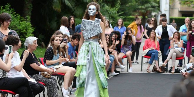 Palazzo Coronini Gorizia] – Domenica gran finale per la mostra “Donne allo specchio” con la sfilata curata dal liceo artistico Max Fabiani