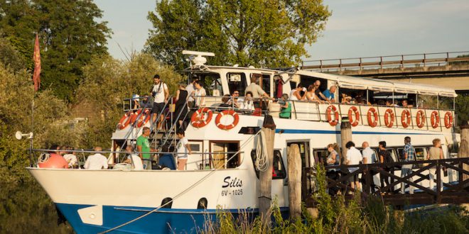 La musica jazz incontra il Sile. 58 artisti, 15 concerti in 12 diversi paesi lungo il fiume e una “Crociera jazz” verso la Laguna di Venezia: a bordo del battello la cena, il concerto e l’emozione di un’esperienza unica.