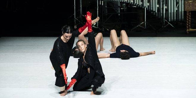 La danza tattile di Cristina Kristal Rizzo in scena a LenzTeatro, a Parma