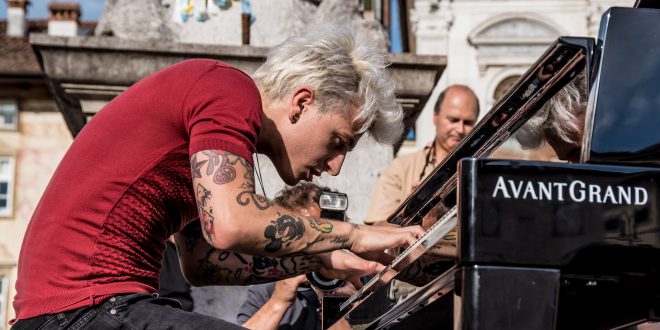 Le immagini del Concerto del Risveglio: il giovane pianista classico dall’anima rock Davide Locatelli ha dato il buongiorno a Udine