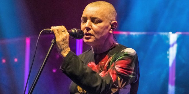 Il grande ritorno di Sinéad O’Connor e della sua immensa voce! Le immagini del concerto al Capitol di Pordenone