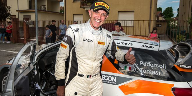 Luca Pedersoli festeggia a Maniago la vittoria del 35° Rally Piancavallo