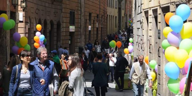 Con una grande festa per la città i Commercianti di via Montanini Siena 28 ott.
