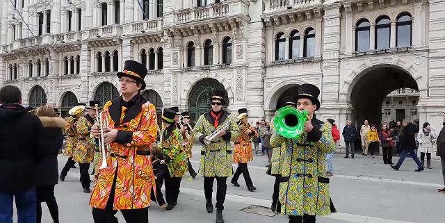 Si è aperto ufficialmente ieri mattina con la consegna delle chiavi della Città a Re e Regina e la I Corsa del Carnevale, svoltasi con grande successo, il Carnevale di Trieste 2017.