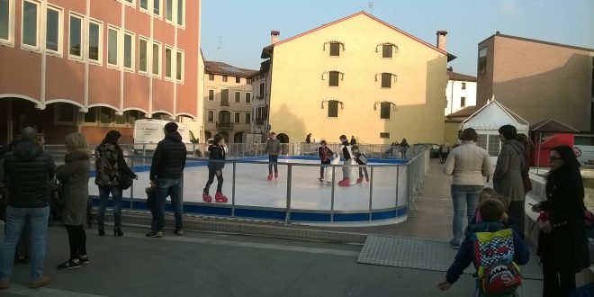 PORDENONE Dimostrazioni di pattinaggio artistico e hockey