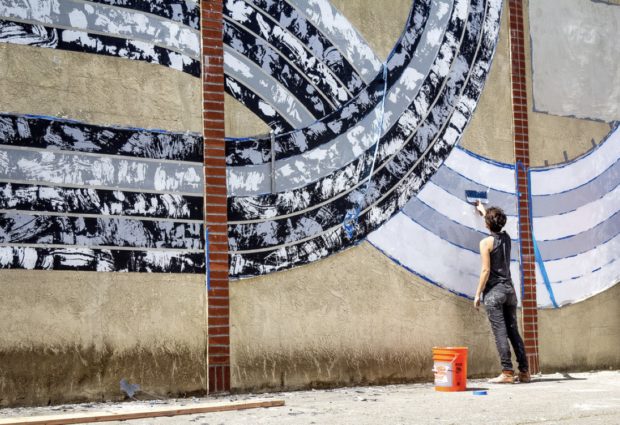 Urban Art – Fuori Luogo Martina Merlini al lavoro sul condominio Luisa, per realizzare un murale