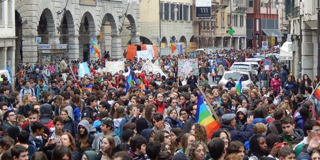 Venerdì 26 mag. MARCIA DELLA PACE A UDINE: 2500 STUDENTI PER DIRE ”NO” ALLA VIOLENZA