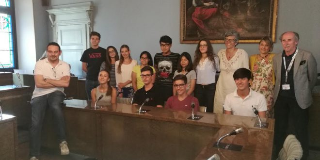 IL “BUON VIAGGIO” DEL SINDACO AI SEDICI GIOVANI NOVARESI DEL PROGETTO DI “INTERCULTURA”