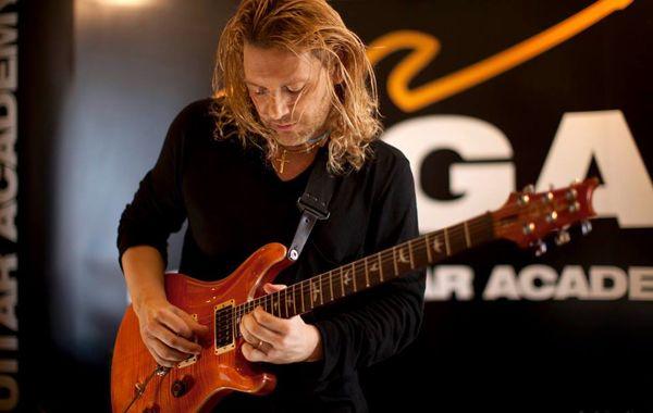Donato Begotti presenta il suo metodo per la chitarra rock Ca’ Muliner Azzano Decimo SABATO 29 LUG.