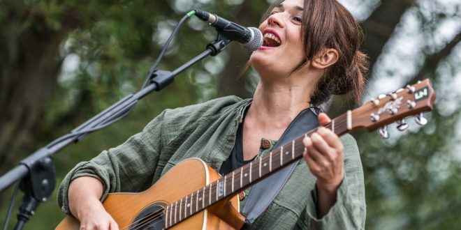 Tanta gente ai laghi di FUSINE con Carmen Consoli altro successo del No Borders Music Festival