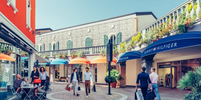 MILLE rose rosse in regalo agli innamorati     al Palmanova Outlet Village