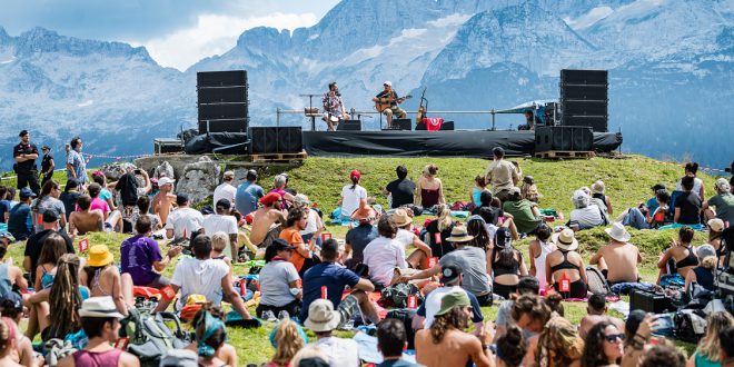 MANU CHAO in alta quota sull’Altopiano del Montasio regala una giornata di entusiasmo e positività al No Borders Music Festival