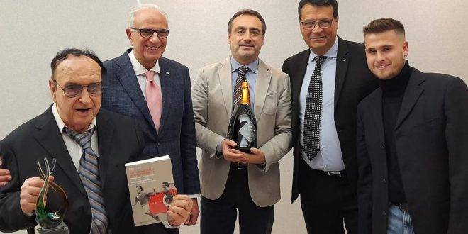 FOLLADOR PROSECCO E BOLLICINE DI STRADA BRINDANO AL VINCITORE DEL PREMIO DI LETTERATURA SPORTIVA “SANDRO CIOTTI”