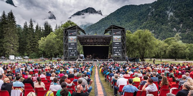 NO BORDERS più forte della pioggia ai Laghi di Fusine con Anzovino, Mario Biondi e un emozionante omaggio a Pierluigi Cappello