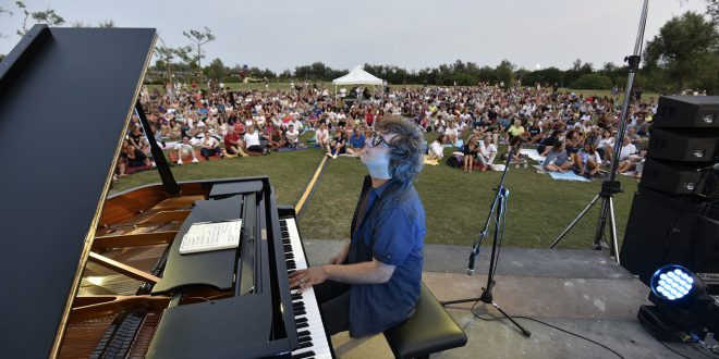 IL CONCERTO AL TRAMONTO DI REMO ANZOVINO A BIBIONE: L’ARTE DELLA SUA MUSICA HA INCONTRATO L’ARTE DELLA NATURA