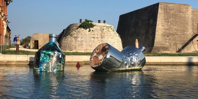 The Twin Bottles è arrivata nello spazio acqueo dell’Arsenale