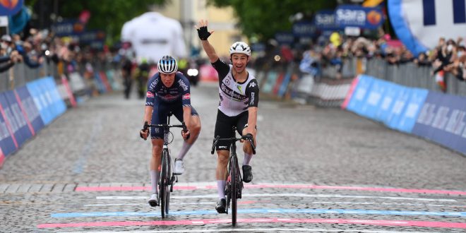 Victor Campenaerts vince la tappa 15 del Giro d’Italia, Egan Bernal ancora in Maglia Rosa! Le immagini dal collio sloveno