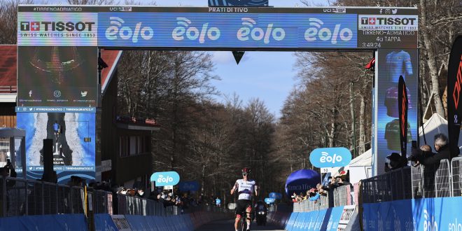 Tadej Pogačar ha vinto la quarta tappa della Tirreno-Adriatico ed è la nuova Maglia Azzurra