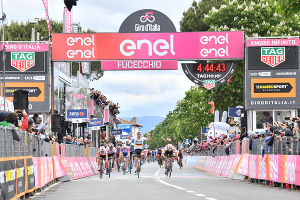 Ackermann ha vinto la Tappa 2 del Giro d’Italia, Roglic resta in Maglia Rosa