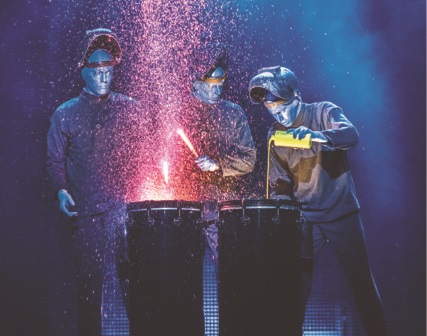 Viaggio ai confini della mente con i Blue Man Group al Teatro Rossetti di Trieste