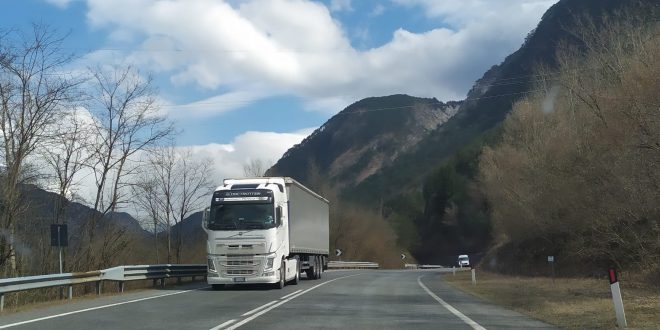 In questi giorni difficili gli “odiati” camionisti svolgono con abnegazione il loro lavoro per rifornirci dei beni necessari.