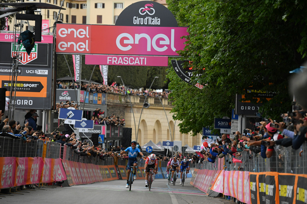 Carapaz ha vinto la Tappa 4 del Giro d’Italia, Roglic ancora in Maglia Rosa