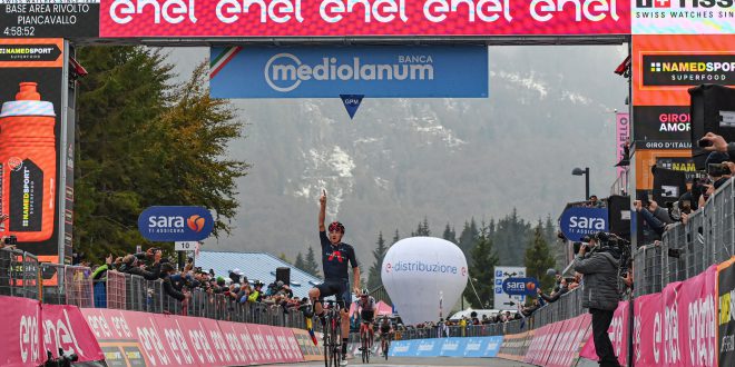 Geoghegan Hart vince a Piancavallo la tappa 15 del Giro d’Italia, Almeida conserva la Maglia Rosa per 15”