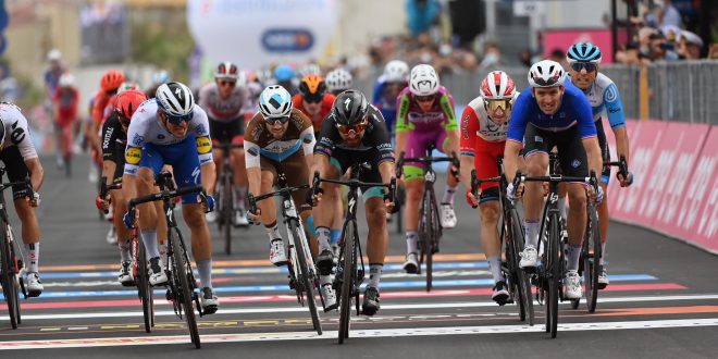 Demare vince la tappa 4 del Giro d’Italia, Almeida ancora in Maglia Rosa
