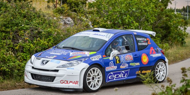 ERBETTA È SECONDO ASSOLUTO AL RALLY CITTÀ DEI SANTI. IL TEAM PR GROUP FESTEGGIA GRAZIE AD ERBETTA E DALL’Ò, PRIMO DI CLASSE IN CARNIA