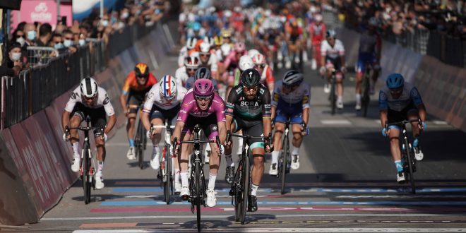 Demare vince la tappa 7 del Giro d’Italia, Almeida ancora in Maglia Rosa