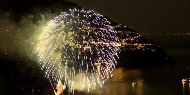 La notte dei fuochi a Positano Ferragosto al Rada: spettacolo pirotecnico e cibi portafortuna