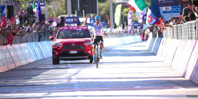 Dowsett vince la tappa 8 del Giro d’Italia, Almeida ancora in Maglia Rosa